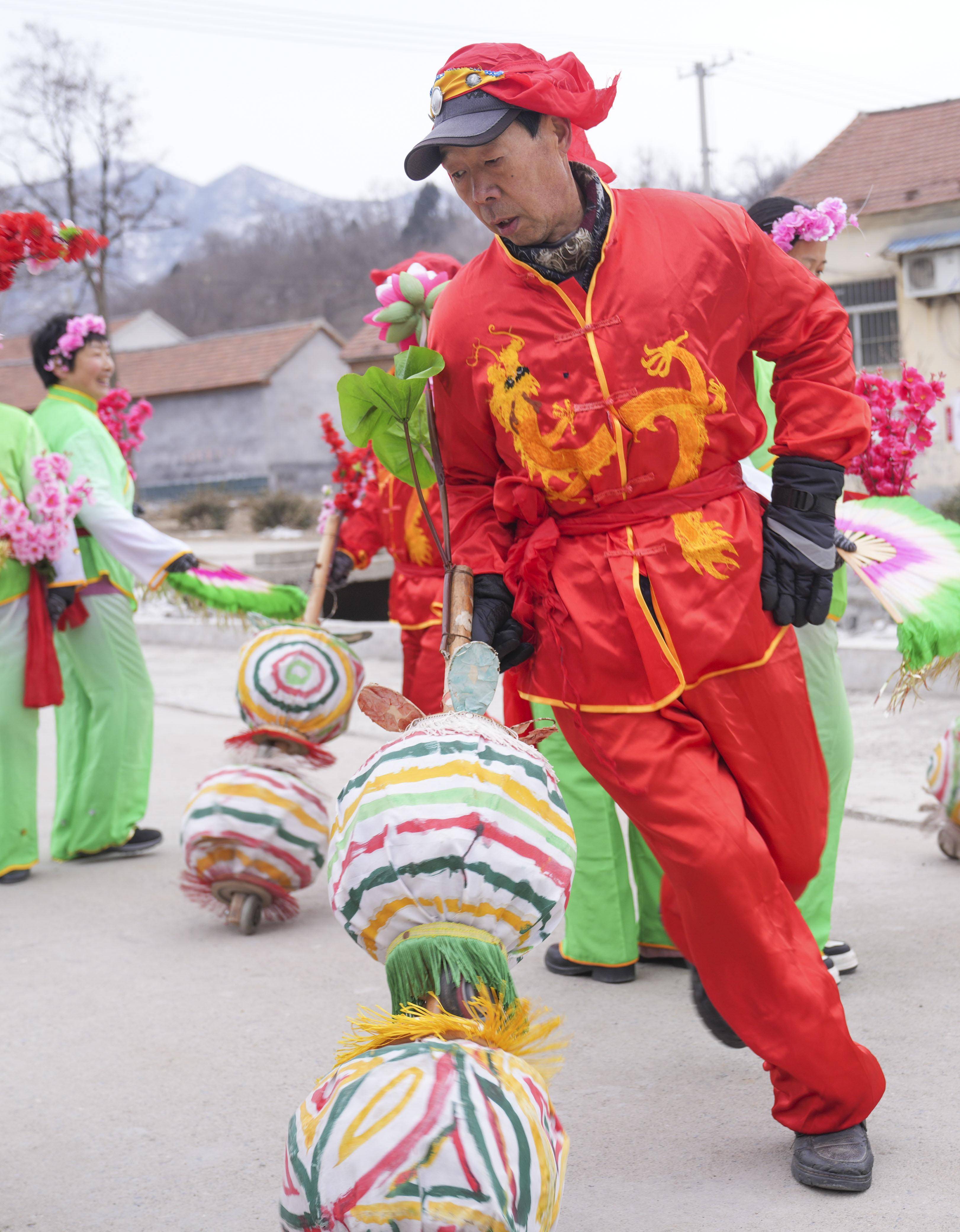 2月4日,山東省臨沂市郯城縣郯城街道龍泉社區居民為孩子講解