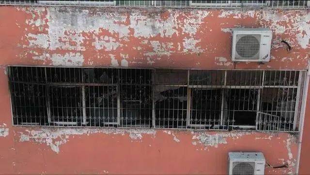 事故案例四,人员密集场所火灾事故9.严禁违规设置人员住宿.8.