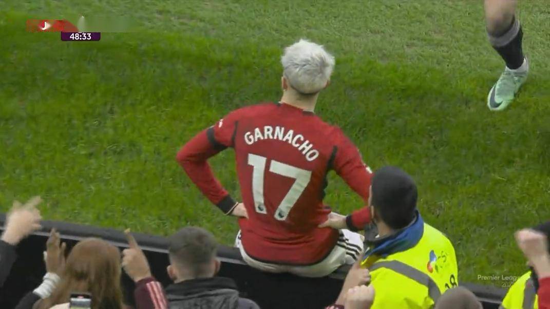 神似c罗!加纳乔内切破门,与队友一同坐广告牌叉腰庆祝!