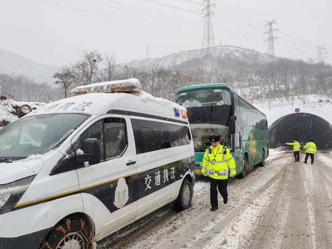 龍門高鐵站冒著風雪到出動工作人員20名,執法車輛6輛汝陽縣交警大隊和