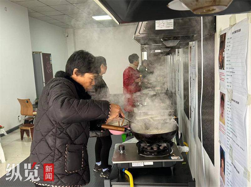 炉火熊熊,人流熙攘,在邯郸涉县医院旁,有一个特殊的厨房,每到饭点