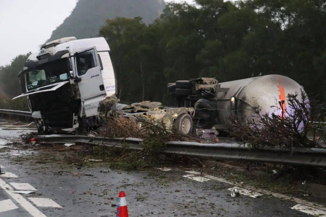 25吨液化石油气槽罐车侧翻!_贺州市_罐体_钟山县