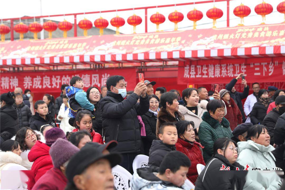 陇南市成县:"村晚"点燃幸福年_群众_演出_生活