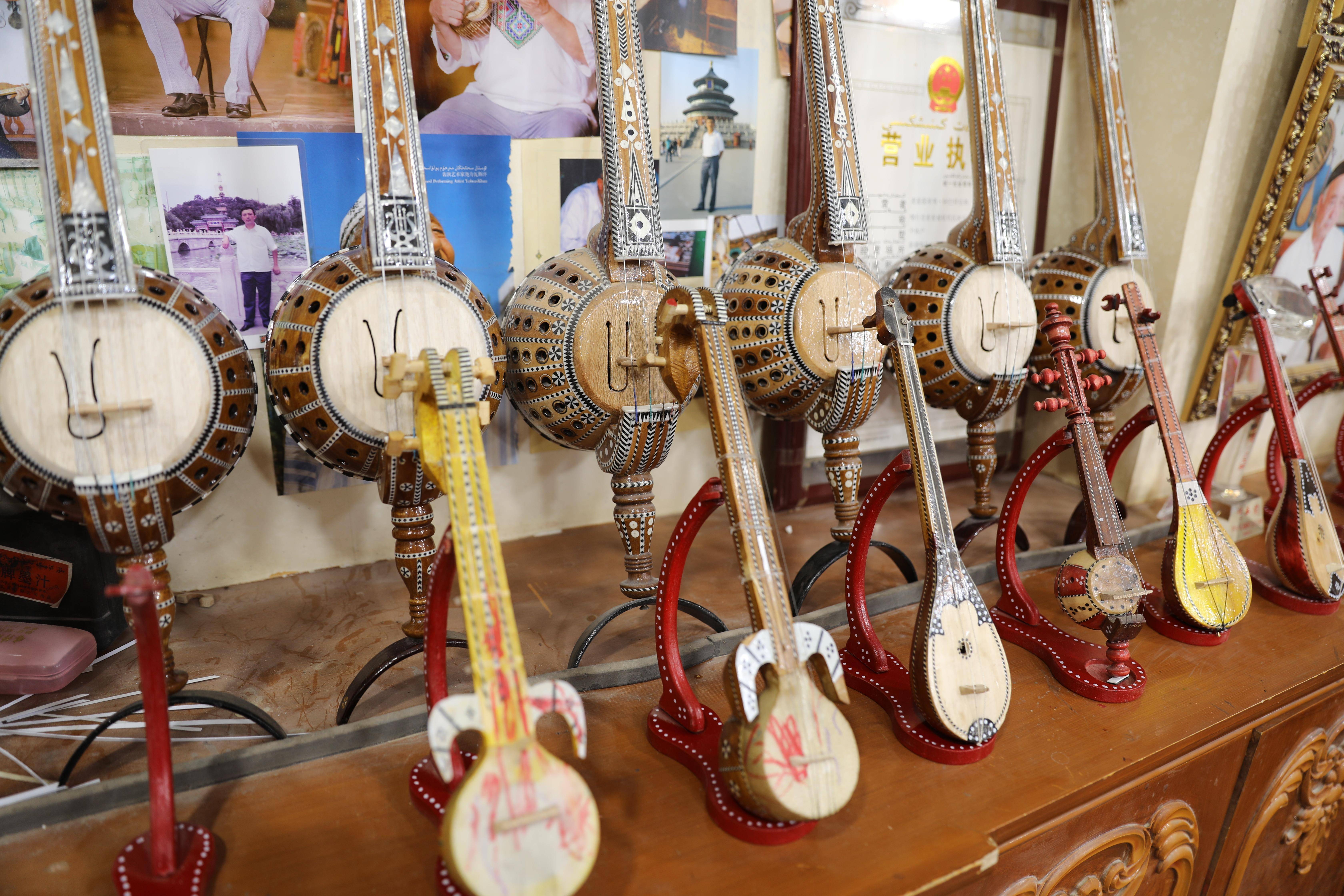 走进麦麦提依明·阿巴拜克热的民族乐器店,热瓦普,都塔尔,手鼓等各式