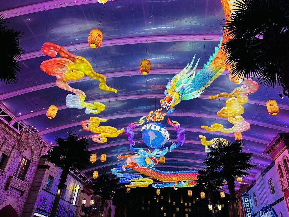 环球新春许愿树下,功夫熊猫阿宝身着"神龙大侠"战袍不时闪现,游客可