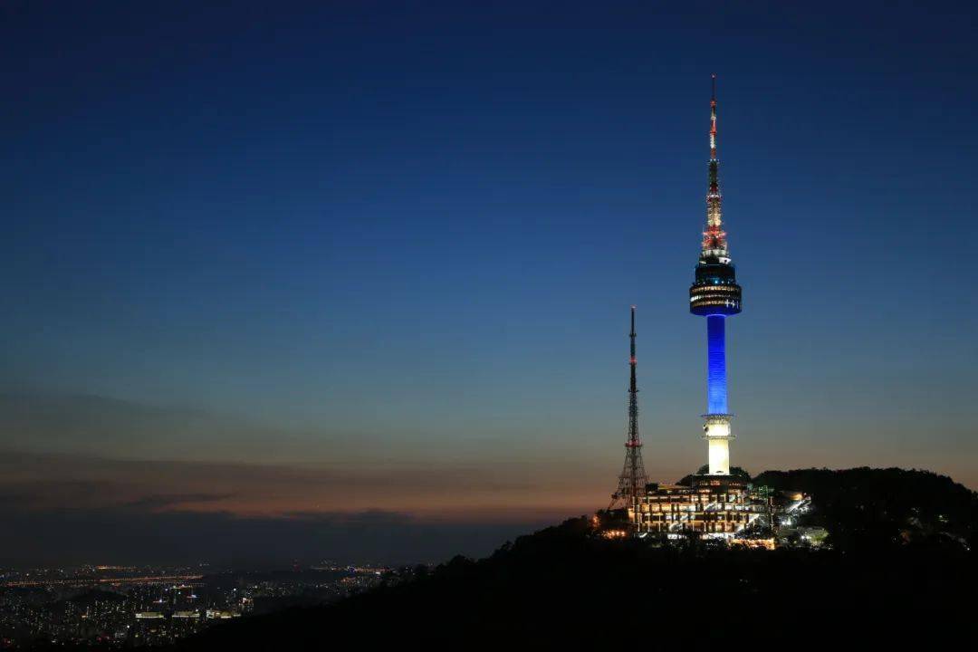 着夜晚的风登上塔尖将壮丽的城市全景一览到底首尔塔是著名的观景塔