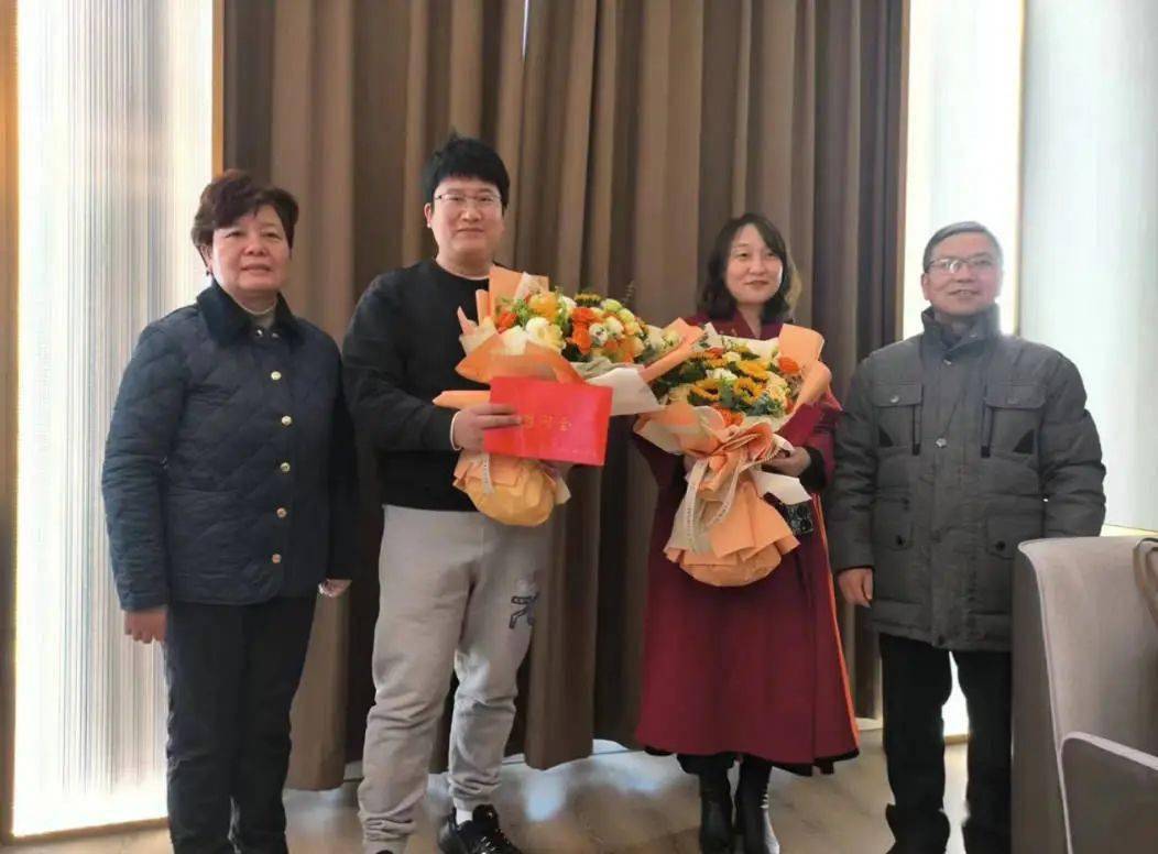 市,省委宣传部副部长黎隆武看望我省两位"梅花奖"获得者杨俊,梅院军