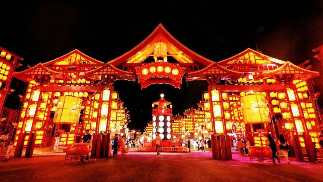 在坊茨小镇取景的《南来北往》今晚开播!_建筑_火车_机车