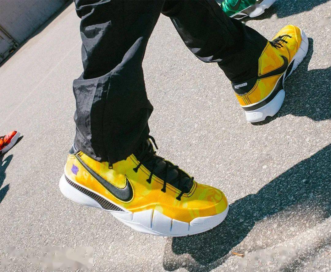 5 码)率先由字母哥上脚「绿迷彩」配色,那一年字母哥也是在全明星周末