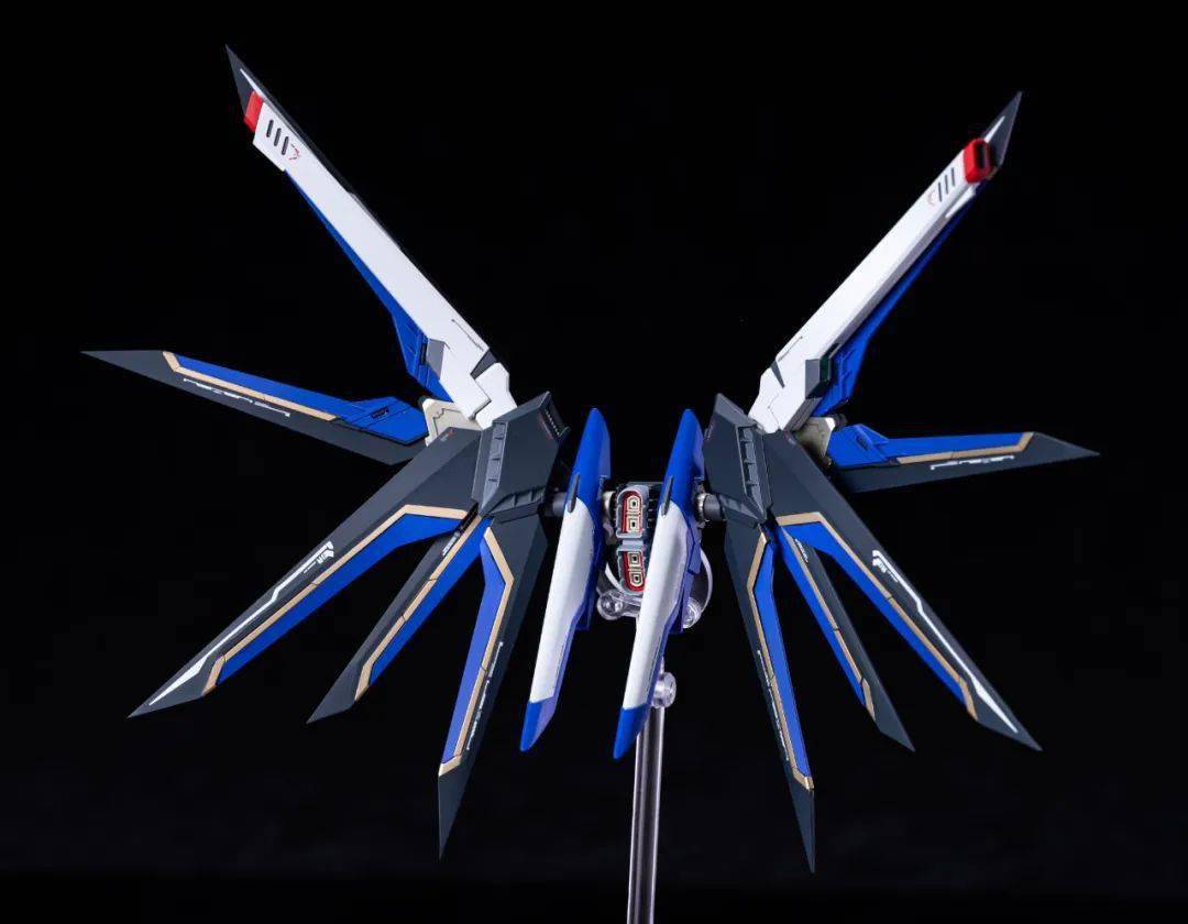 原来你小子把人家的正义给拆了装自由身上……_高达_公众_来稿