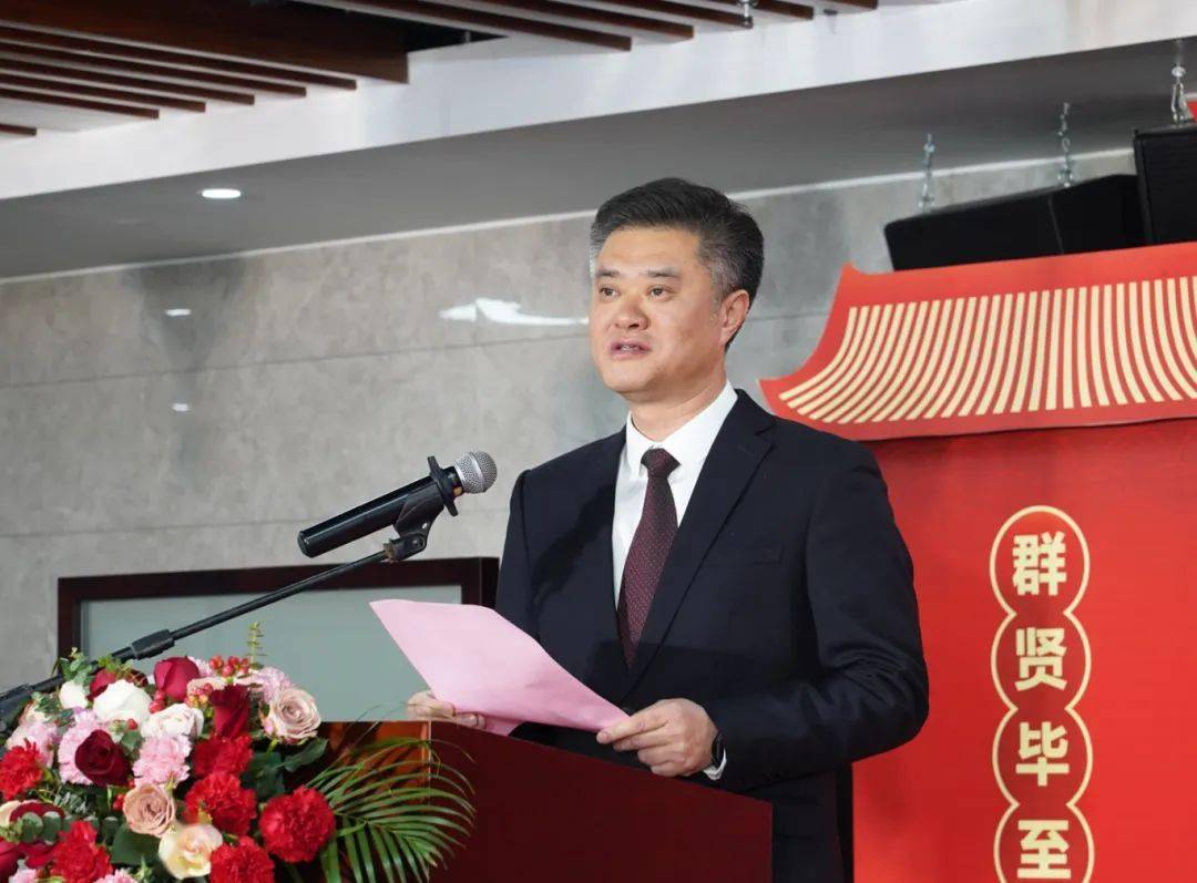 县委书记易刚代表县四套班子,向与会嘉宾表示感谢,发出邀约,送上祝福.