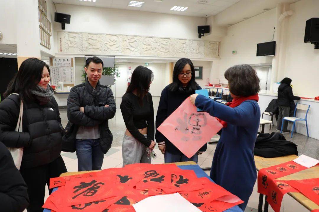 热心在现场张罗的法国潮州会馆副会长郑岚表示,从下午1点开始,2个小时