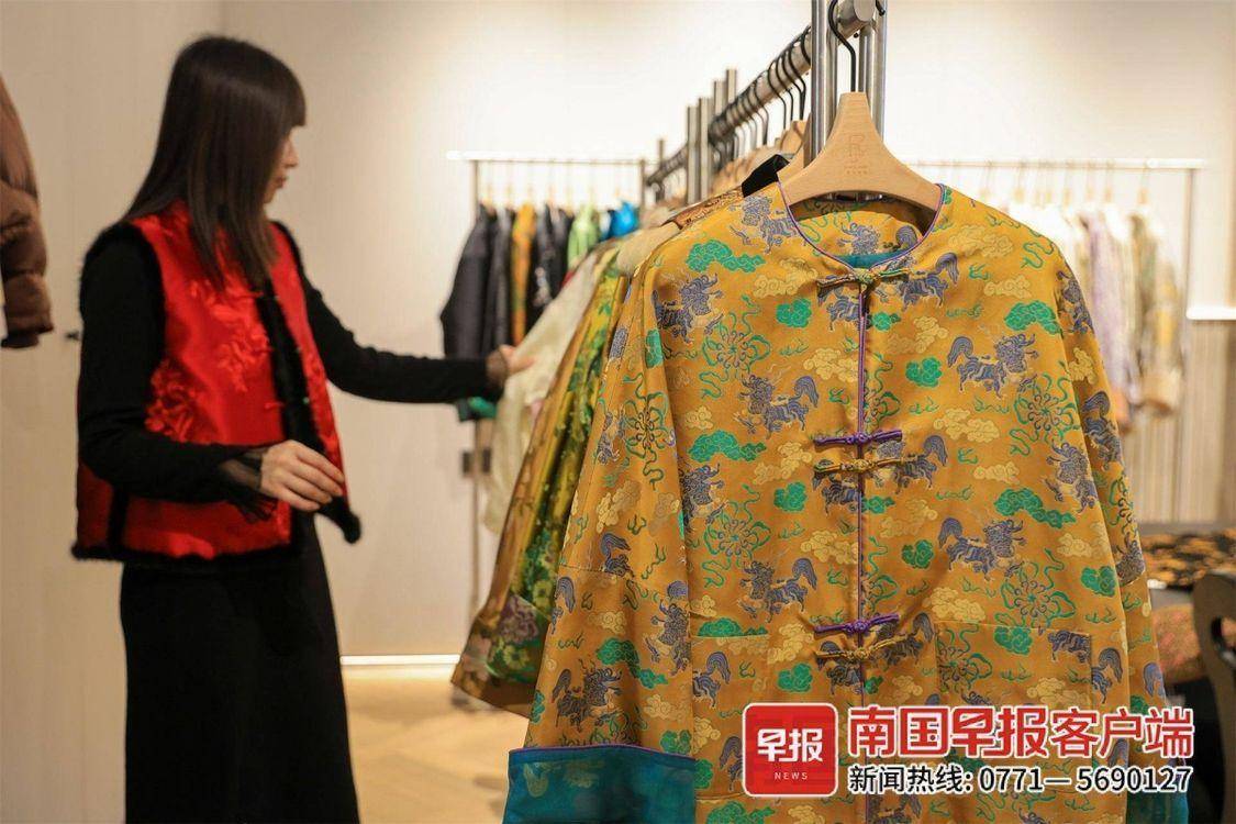 新中式服装走俏，你的春节“战袍”准备好了吗？(图1)