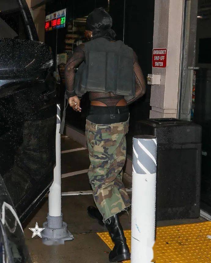 kanye一同出现被拍到的playboi carti穿搭,上身黑丝搭配半掉腚迷彩裤