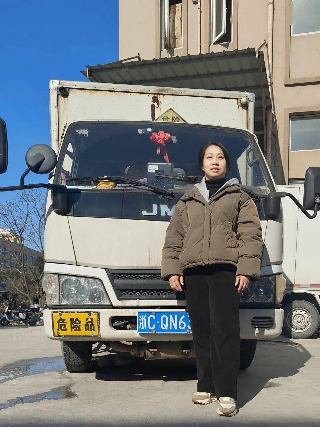 为了更好地成为丈夫的帮手,2020年徐宇飞考取了危险品押运员资格证