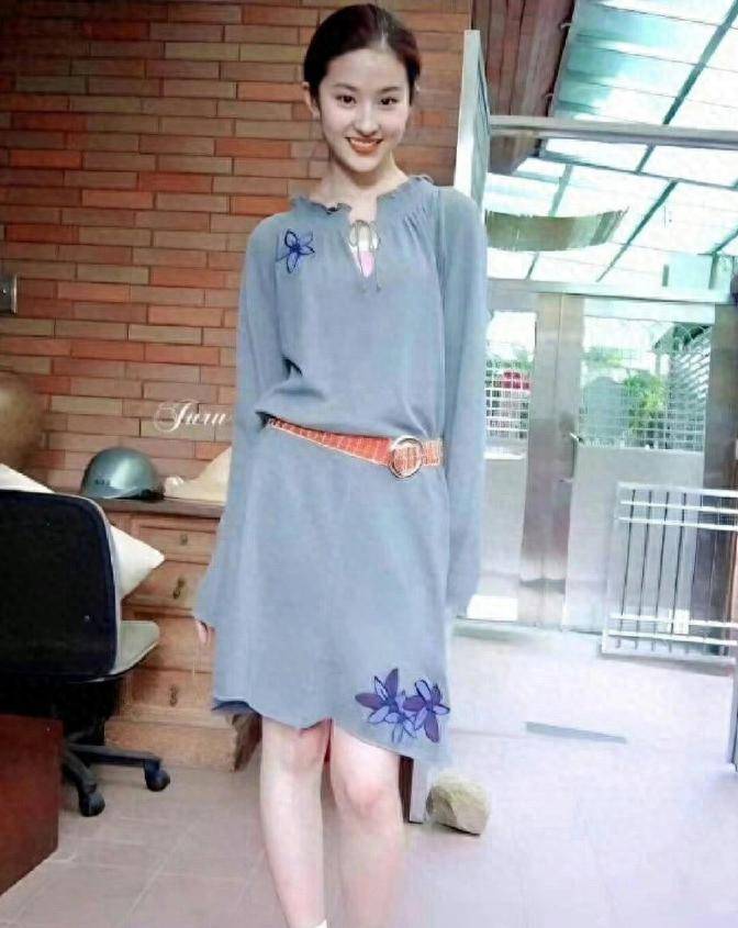 刘亦菲初中时期旧照曝光!身穿连衣裙清纯水灵_网友_白秀珠_评论