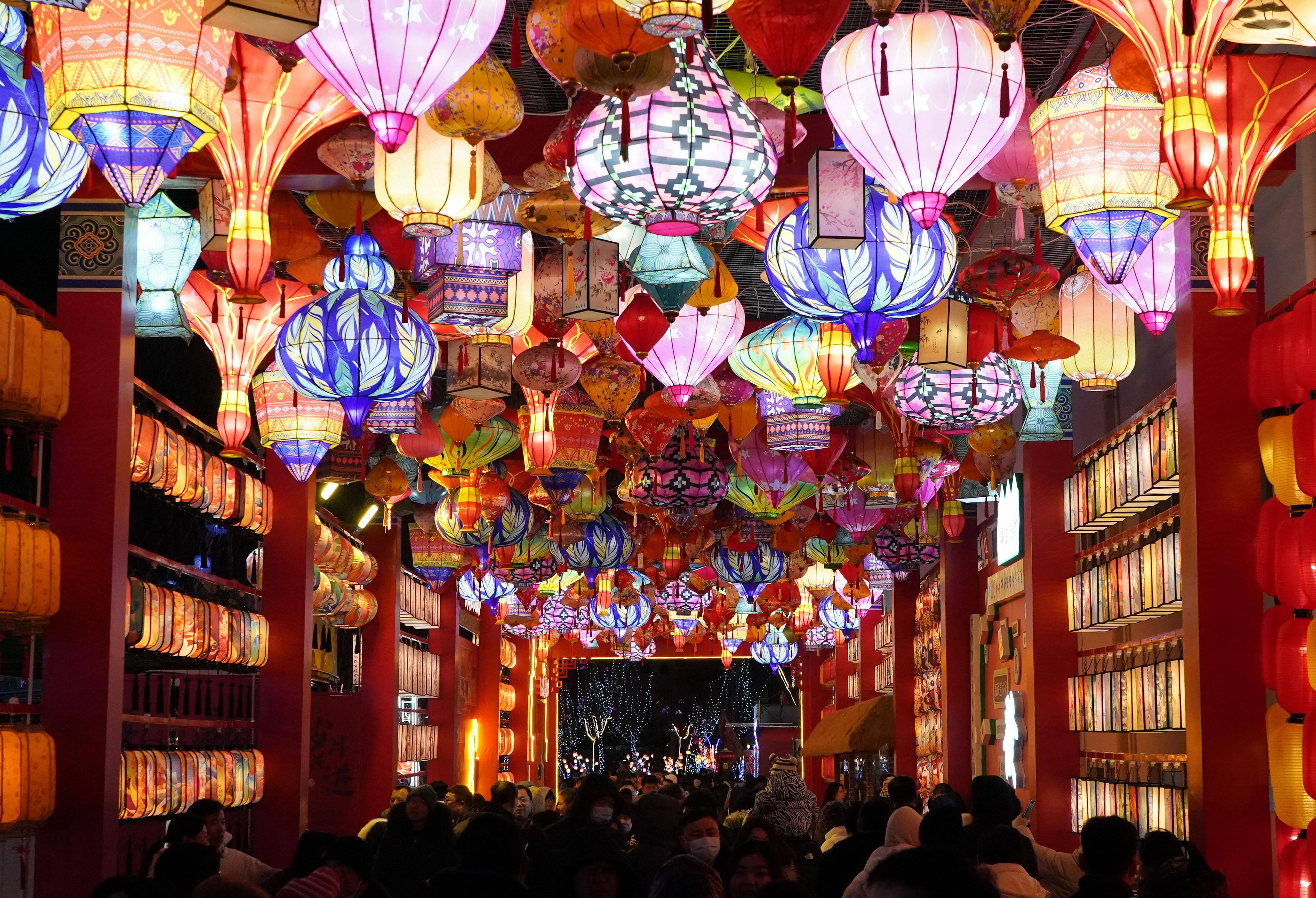 2月7日,人们在河北省秦皇岛市北戴河区第十届新春灯会上赏灯