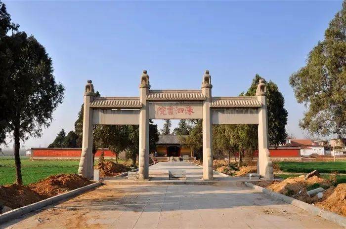 相传孔子周游列国返回鲁国后,在泗水河畔的洙泗书院修书,讲学,所以