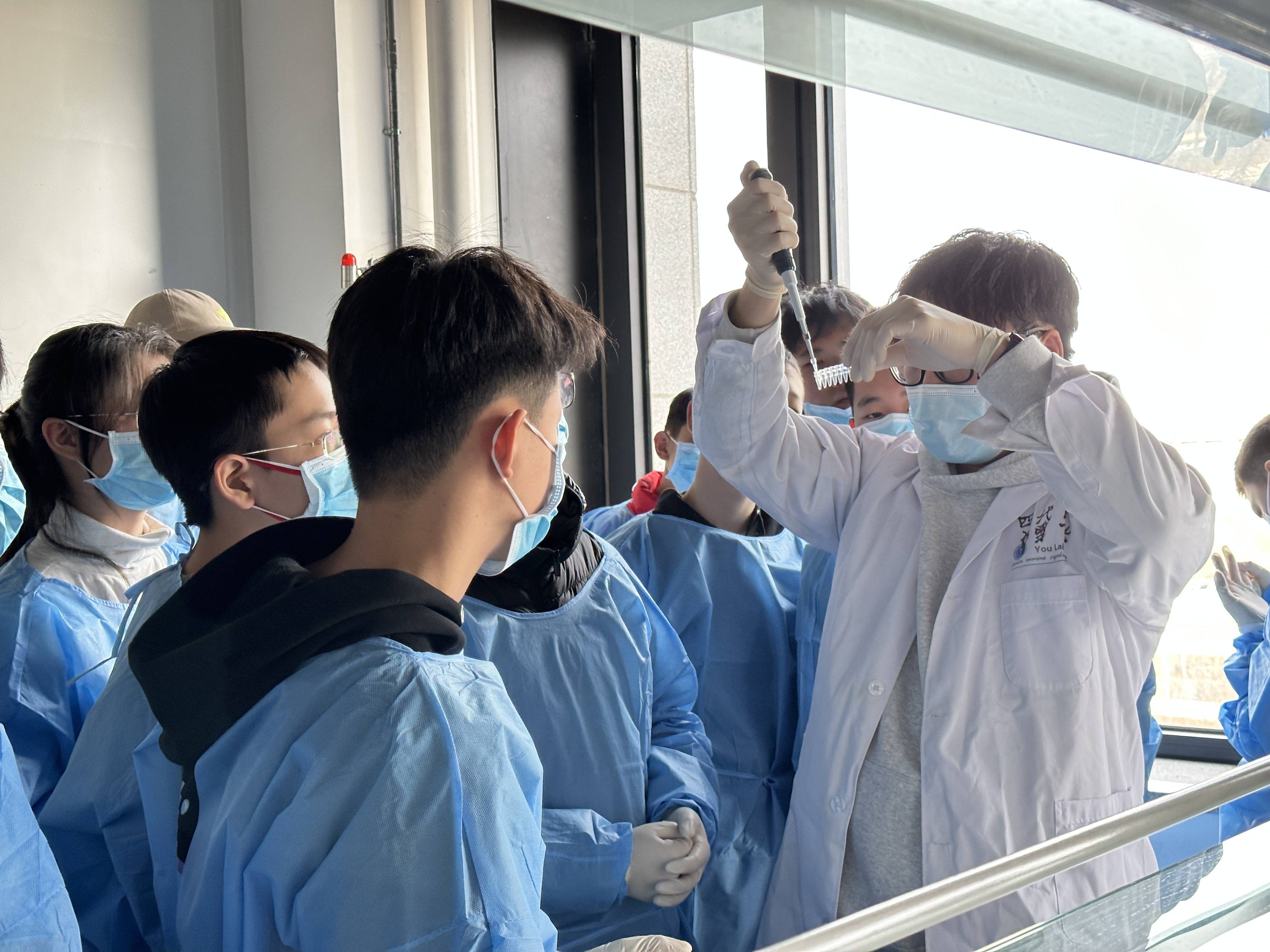 "这一步操作完,一定要注意观察变化……""哇~太神奇了"实验室惊叹声