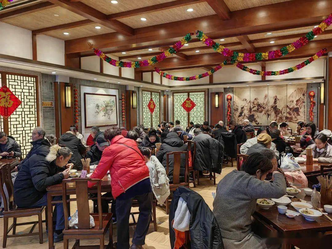 2月8日中午时分,位于福州路的老半斋酒楼人气十足,团聚气氛在餐桌前