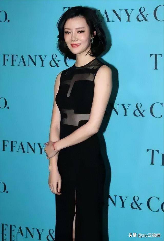 车晓终于大胆起来了,穿透视裙只挡住重要部位,性感却不俗气