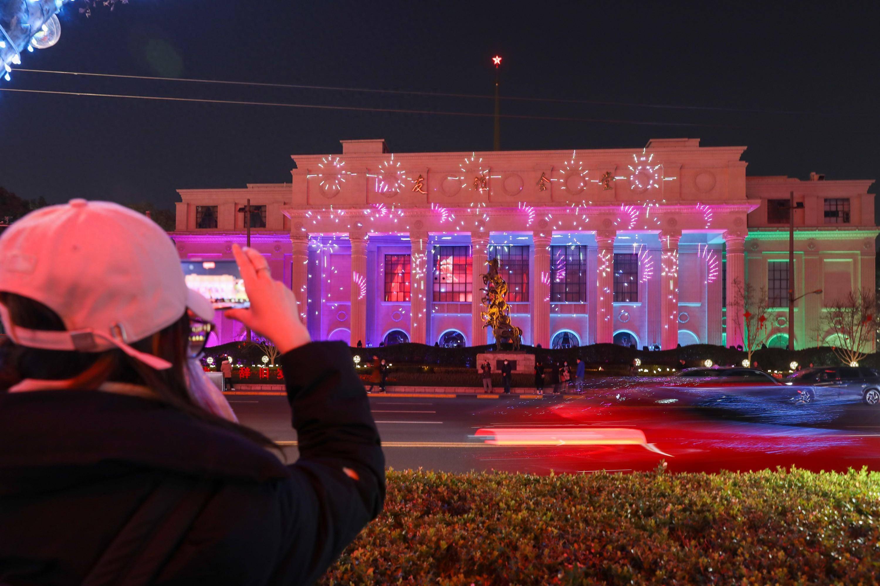 "千亿商圈"新春亮灯点燃夜经济_南京西路