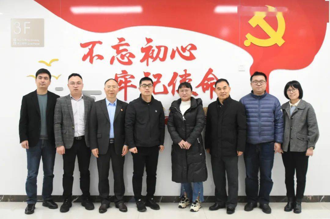 在2024年春节来临之际,泉州市卫健委党组成员,机关党委副书记邱龙带队