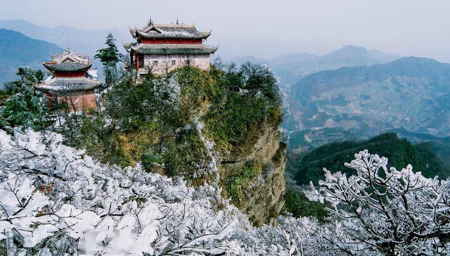 至尊牌坊,距离市中心15公里地处利州区西北部四川省体育旅游基地天曌