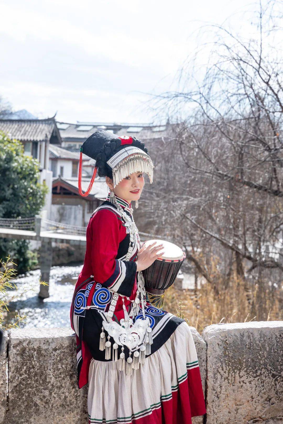 九鼎龙潭西枕龙泉山,东临青龙河,是一上一下两个半圆形的小潭,两潭