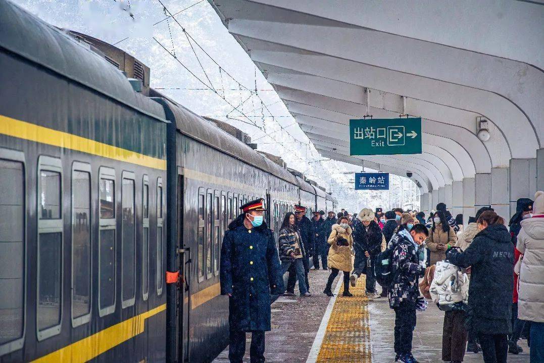 怀柔北站,客车6419次正在检票——道路的远方,连接着家的方向▲高子尧