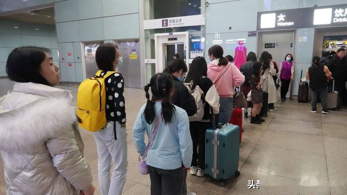 春运客流高峰期间,广州南站候车大厅女厕所外大排长龙