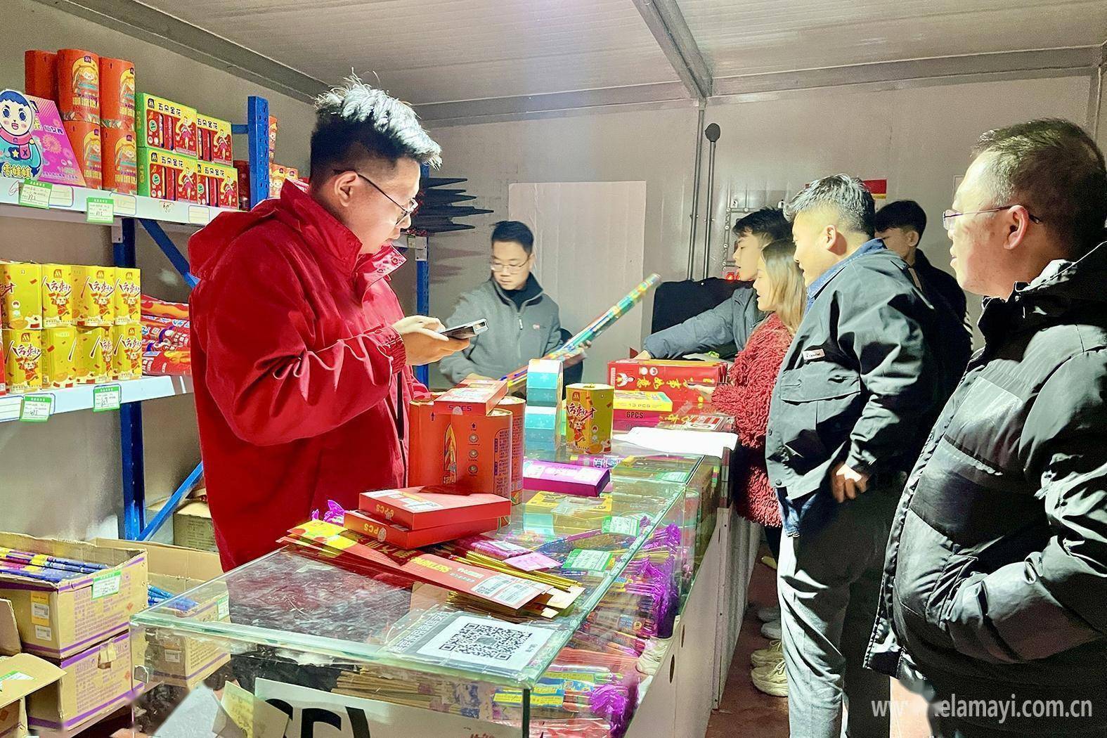 烟花爆竹销售正旺_市民_零售点_人员