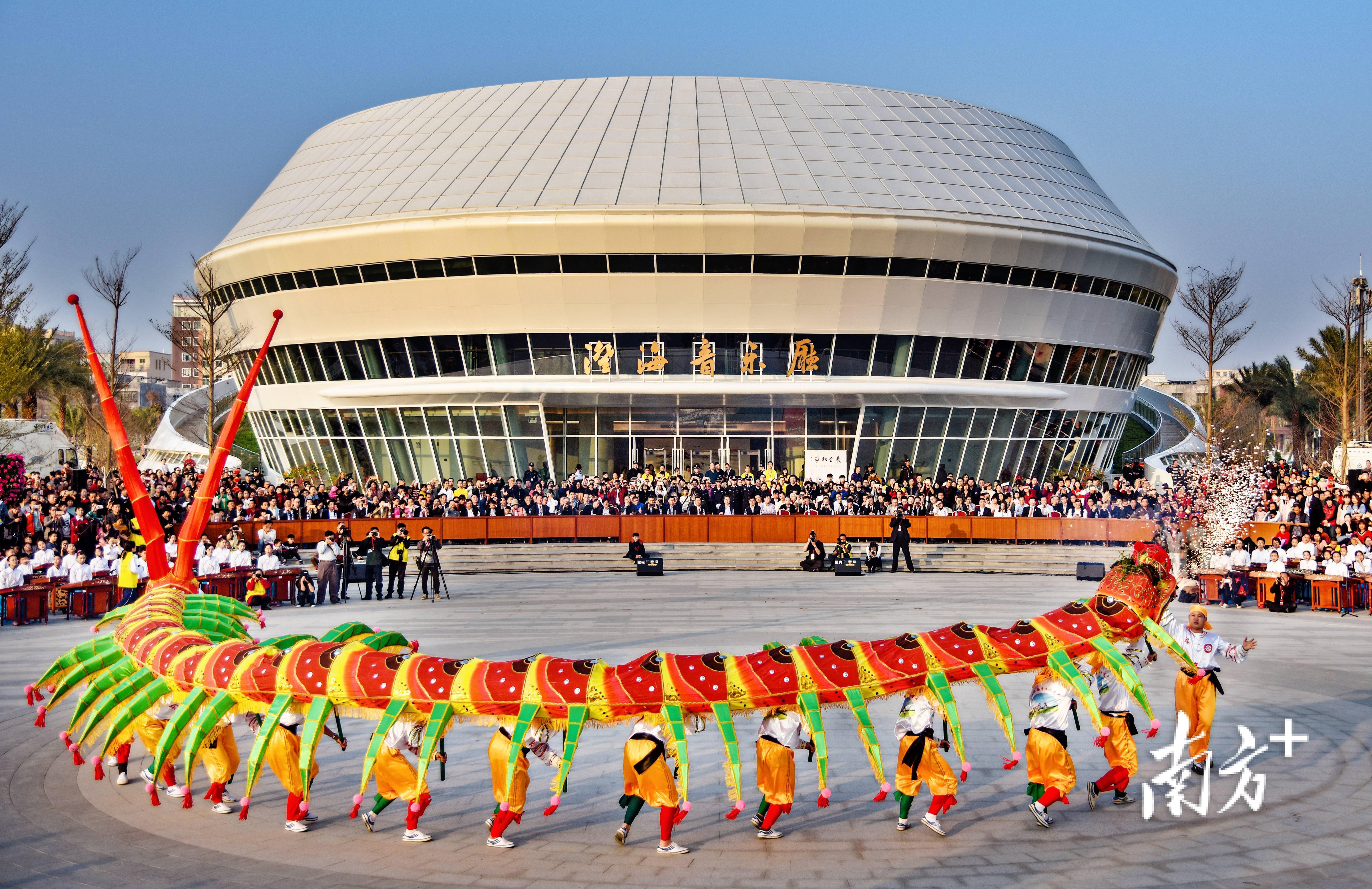 蔡卓强 摄为了呈现更好的演出效果,连日来,各参演人员抓紧排练,不断地