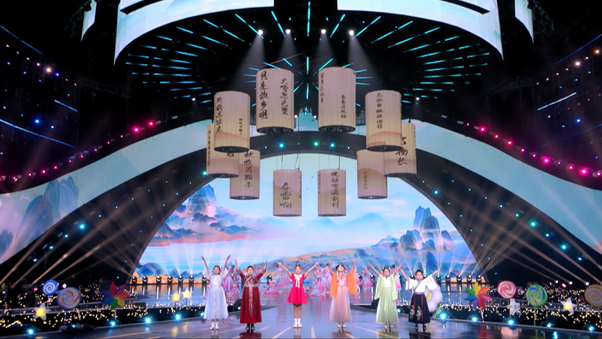 《我爱古诗词》小选手身着汉服,徜徉在虚拟的诗词世界,在欢快的节奏