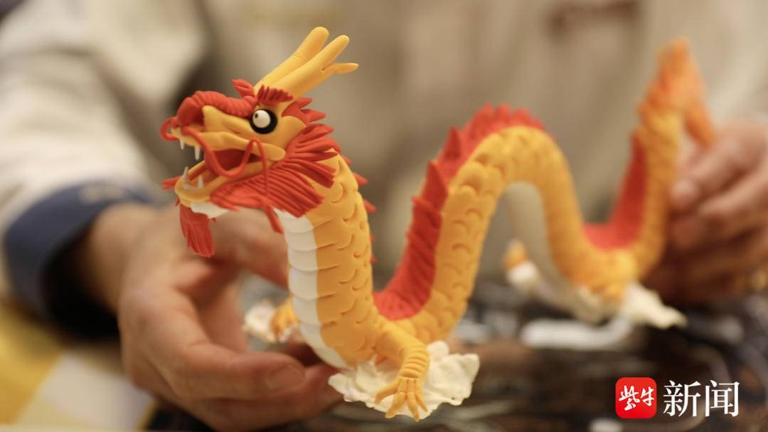 新春走基层|大年三十在海底捞捏泥人 70后大叔接家人来店里吃团圆饭