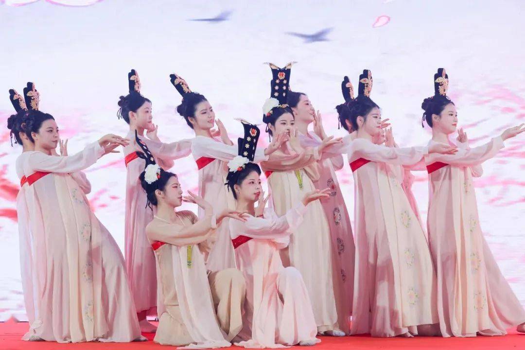 有展示公司不断自主创新的话剧节目,由研发中心的同事为我们带来的