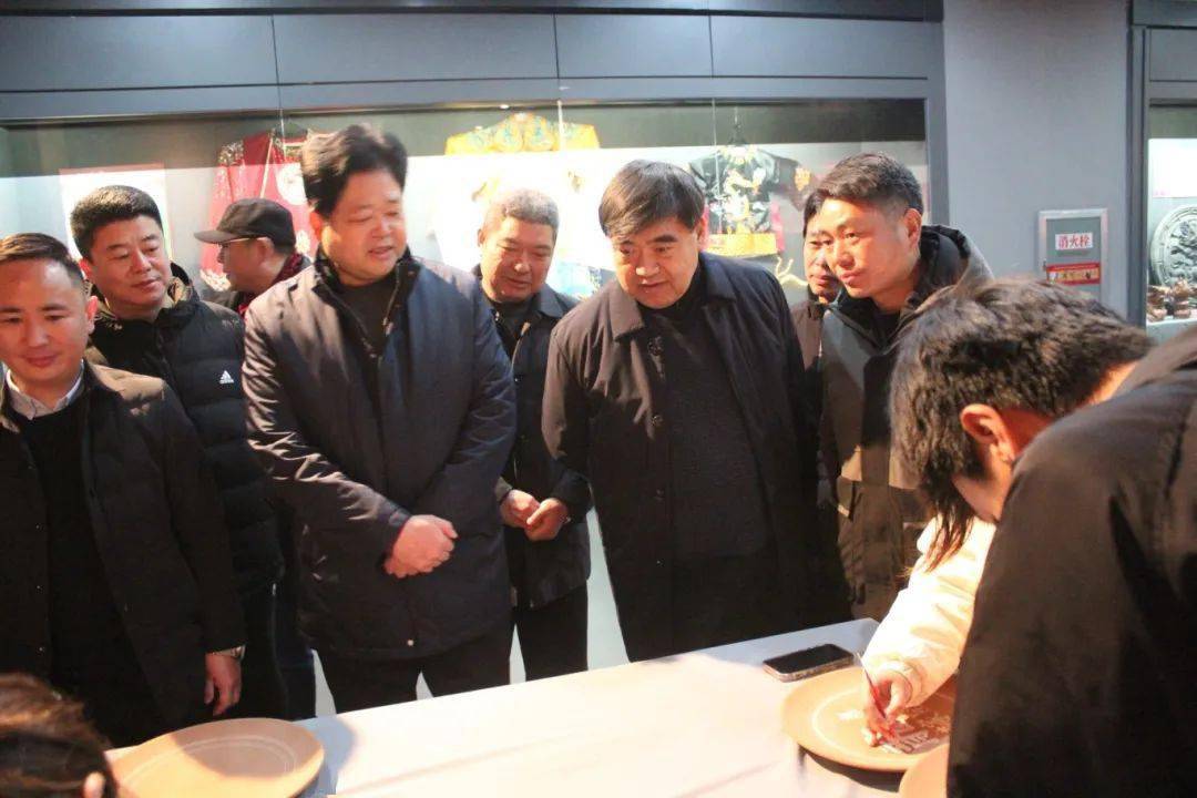 许昌市钧瓷产业发展服务中心党委书记,主任张金伟宣布开幕禹州市文化