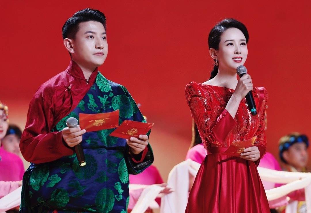 李七月丹臻群佩主持藏历新年晚会,两届央视主持人大赛选手同台了_西藏