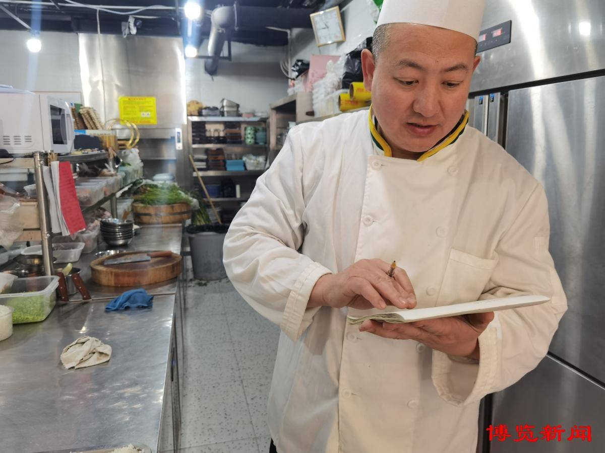 为备战除夕夜 厨师服务员提前休假_大厅_一家_顾客