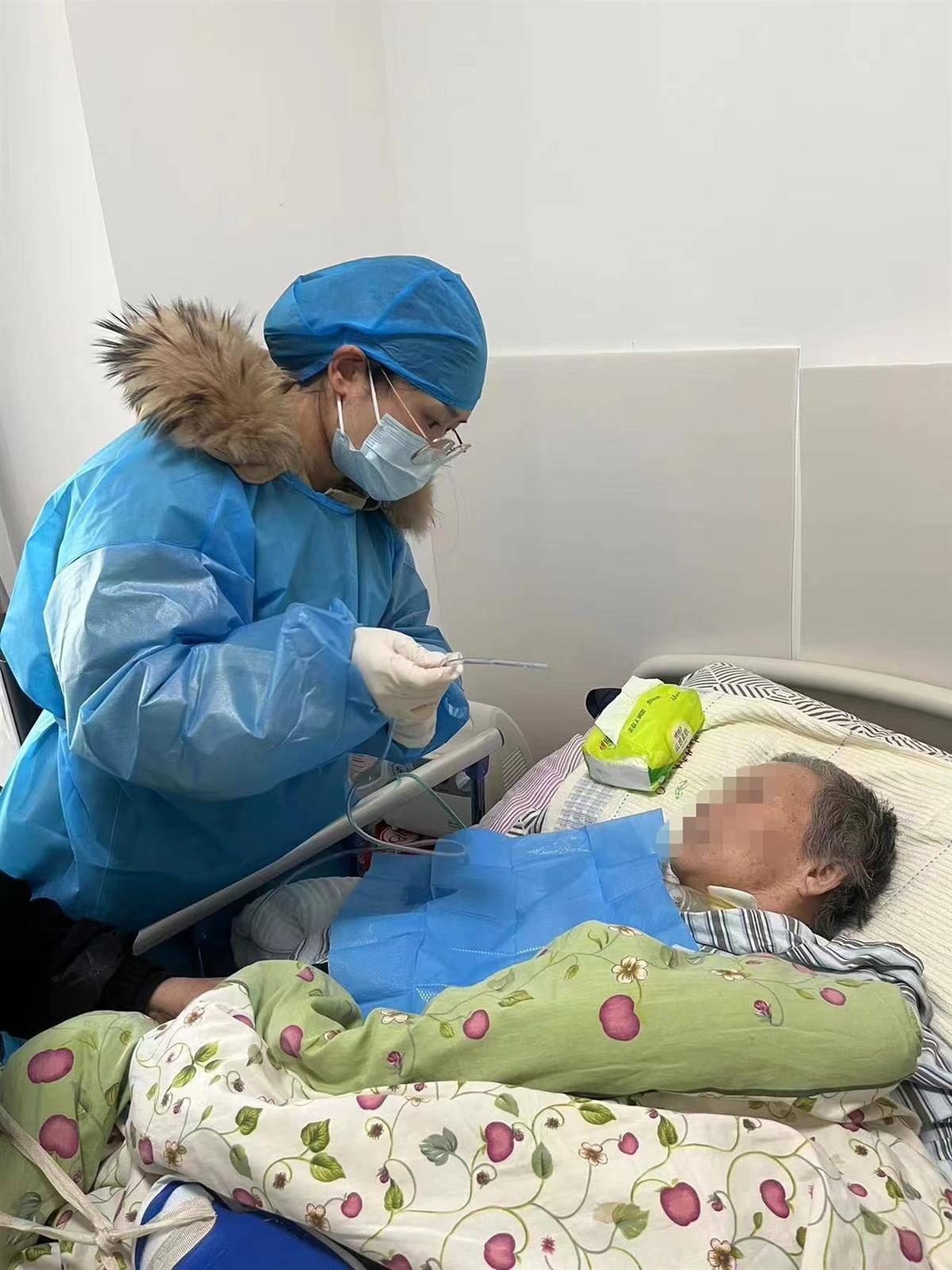 居家护理服务2月8日上午,易阳娥接到了张奶奶的儿子的电话,他说:"