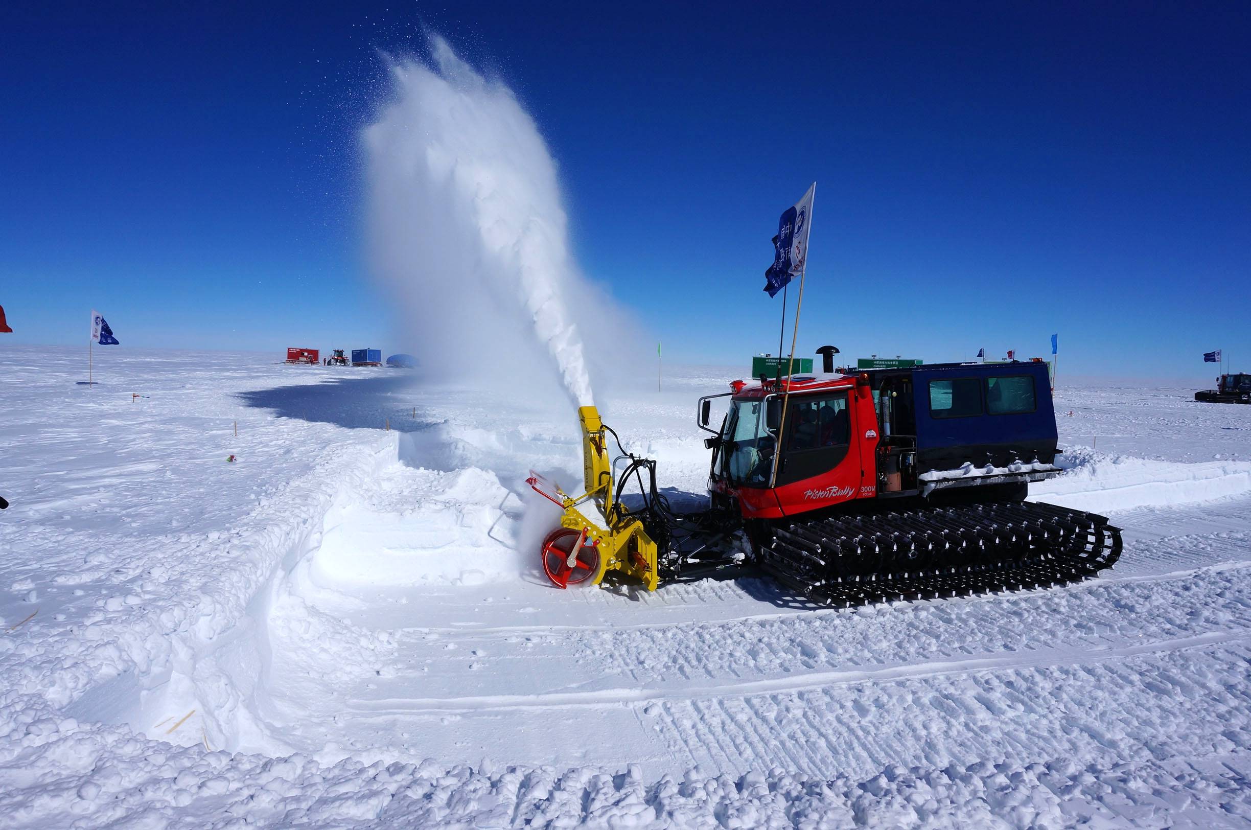 南极雪地巡航车图片