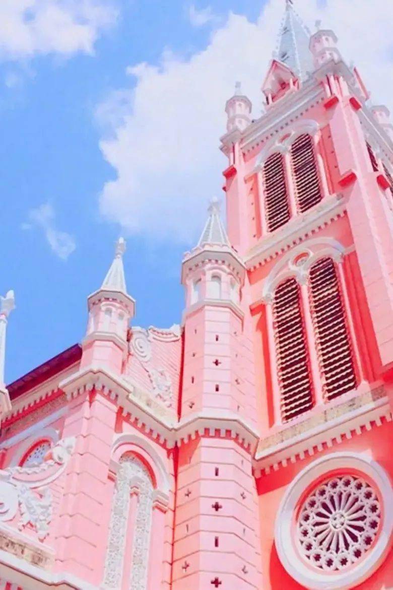 这座粉色教堂的魅力就更是无法阻挡犹如梦幻城堡一般浪漫迷人精致的