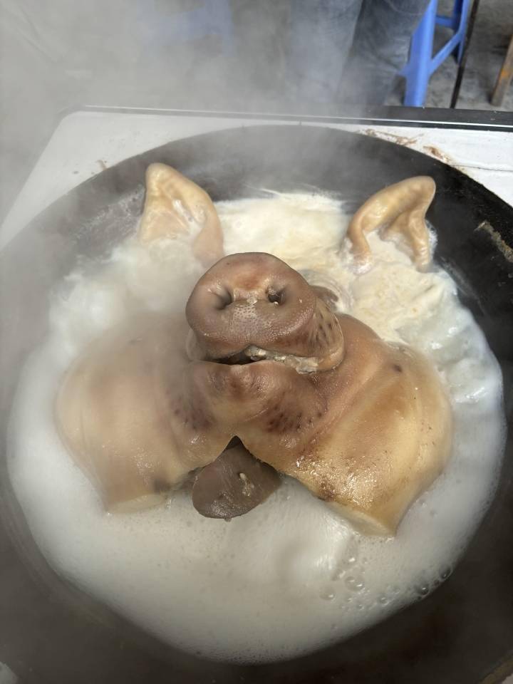 炖猪头.受访者供图那么,你们家的年夜饭是否已经"上线"了呢?