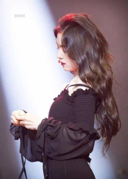 裴珠泫小姐姐的漫画卷也很惊艳,和长发比起来更加的女人一些,是心动的