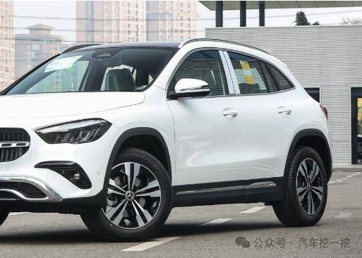 全新gla采纳了奔驰最新的家族设计语言,虽然在车身轮廓,分体式大岛屯