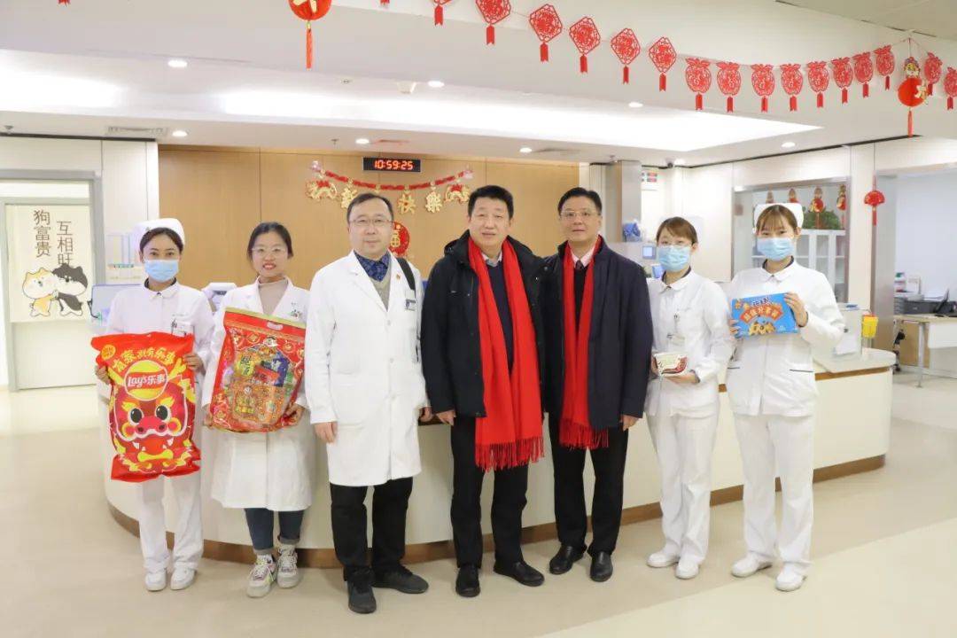 大年初一,院领导带队看望慰问坚守在一线的