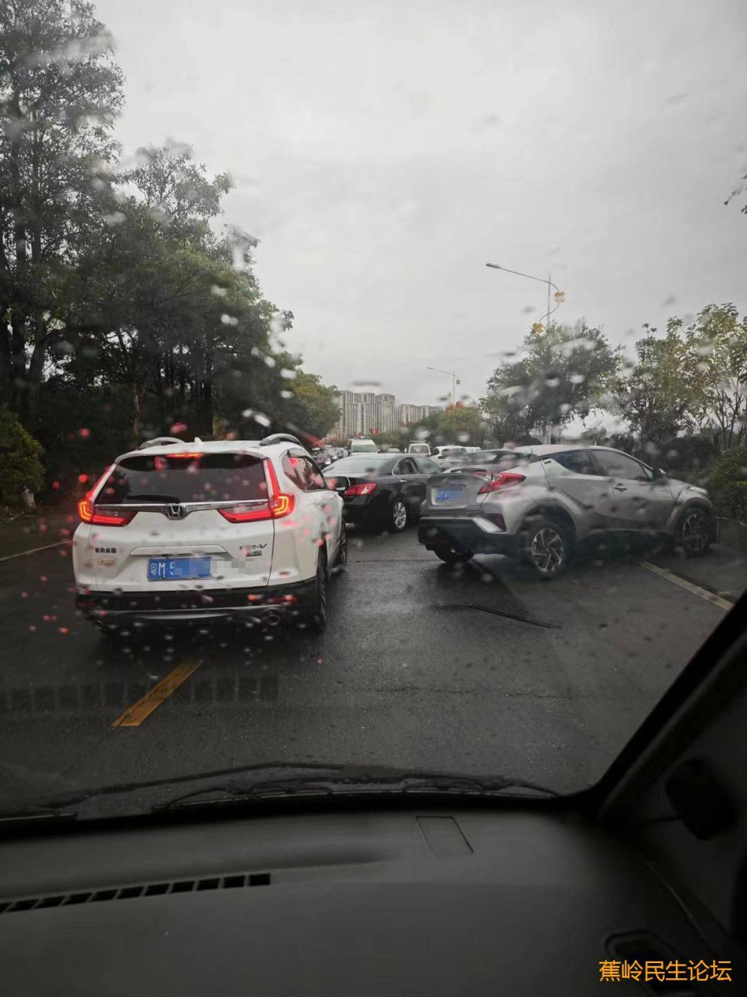 梅州一地往县人民医院路段发生车祸!前轮都撞掉了._内容_图片_网友