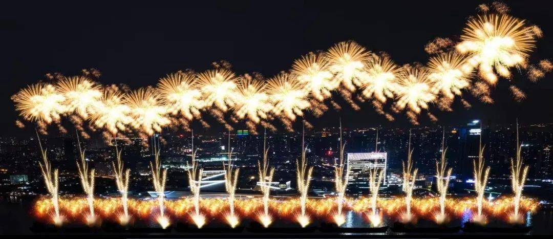 广州白鹅潭江面那就是盛大烟花即将惊艳绽放在要说今天最期待的事