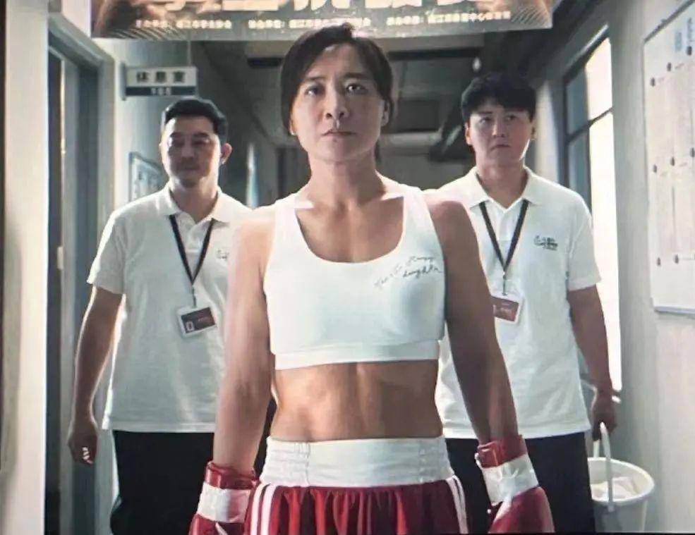 在《热辣滚烫》拍摄过程中,剧组安排了专业健身教练全程陪同贾玲工作