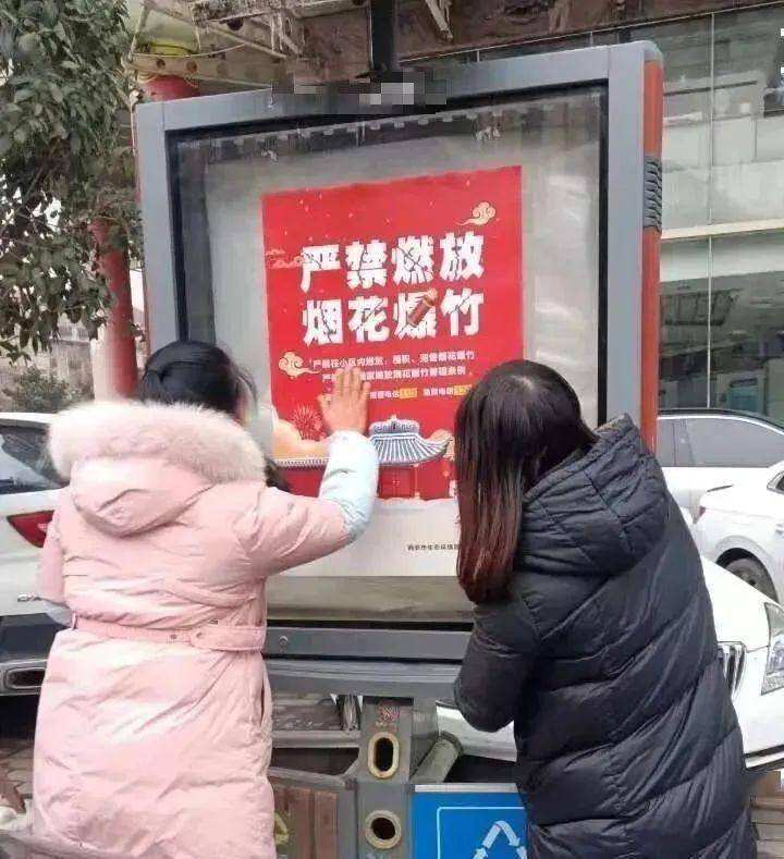 向群众"面对面"讲解烟花爆竹禁售禁放相关规定和燃放烟花爆竹的危害